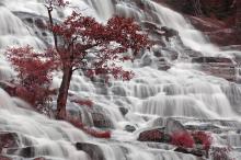 山间瀑布似布如帛