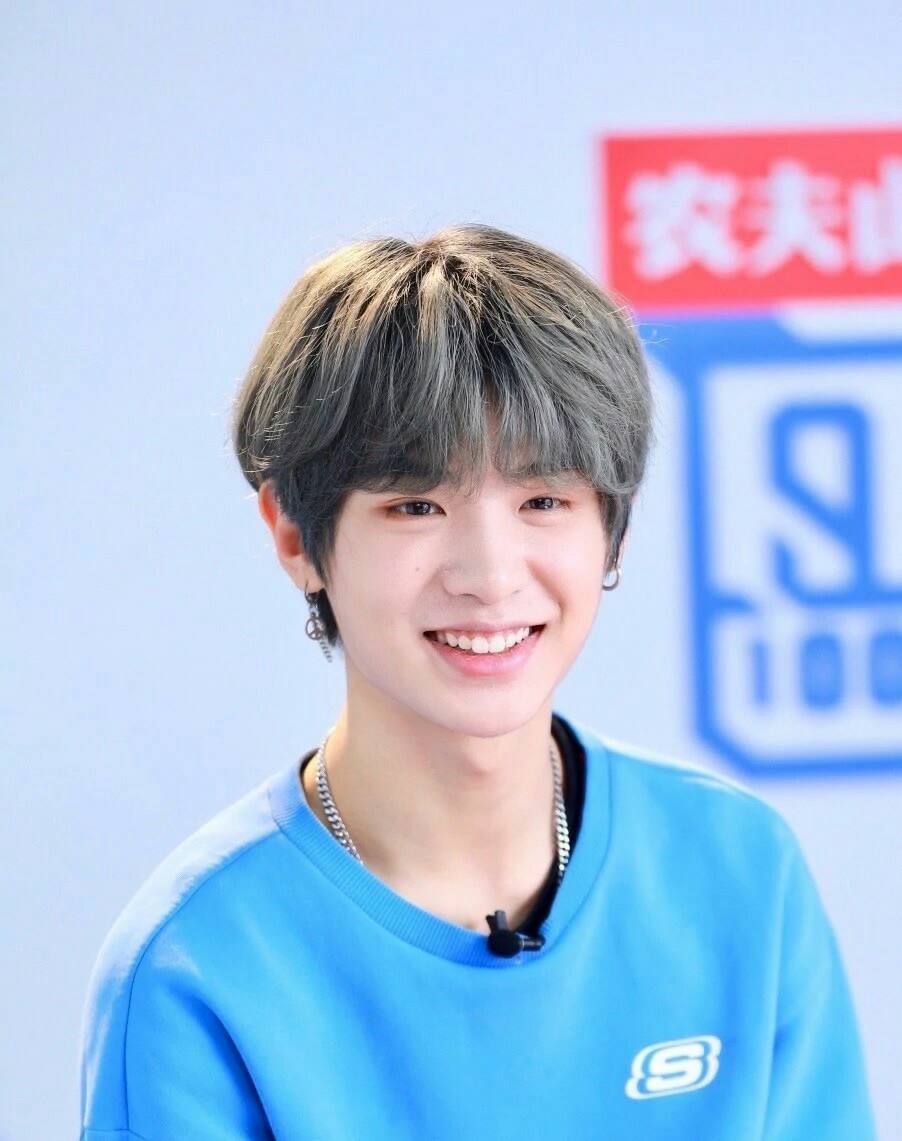 黄明昊帅气写真