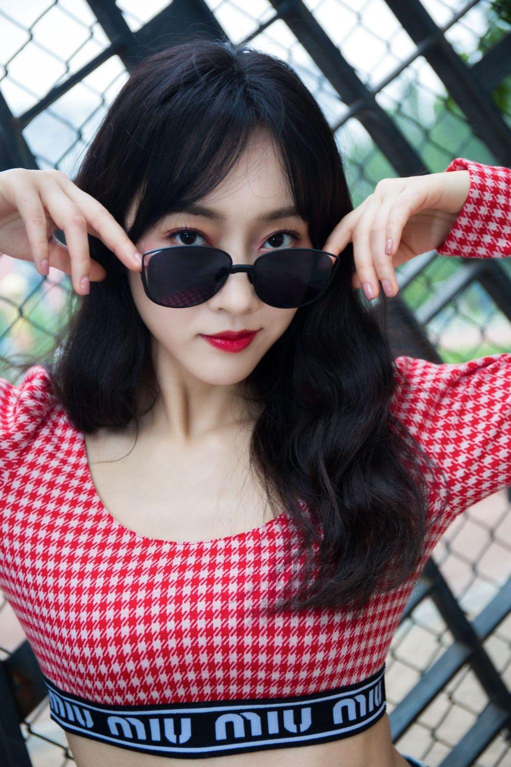 宣璐露脐装性感小蛮腰撩人街拍