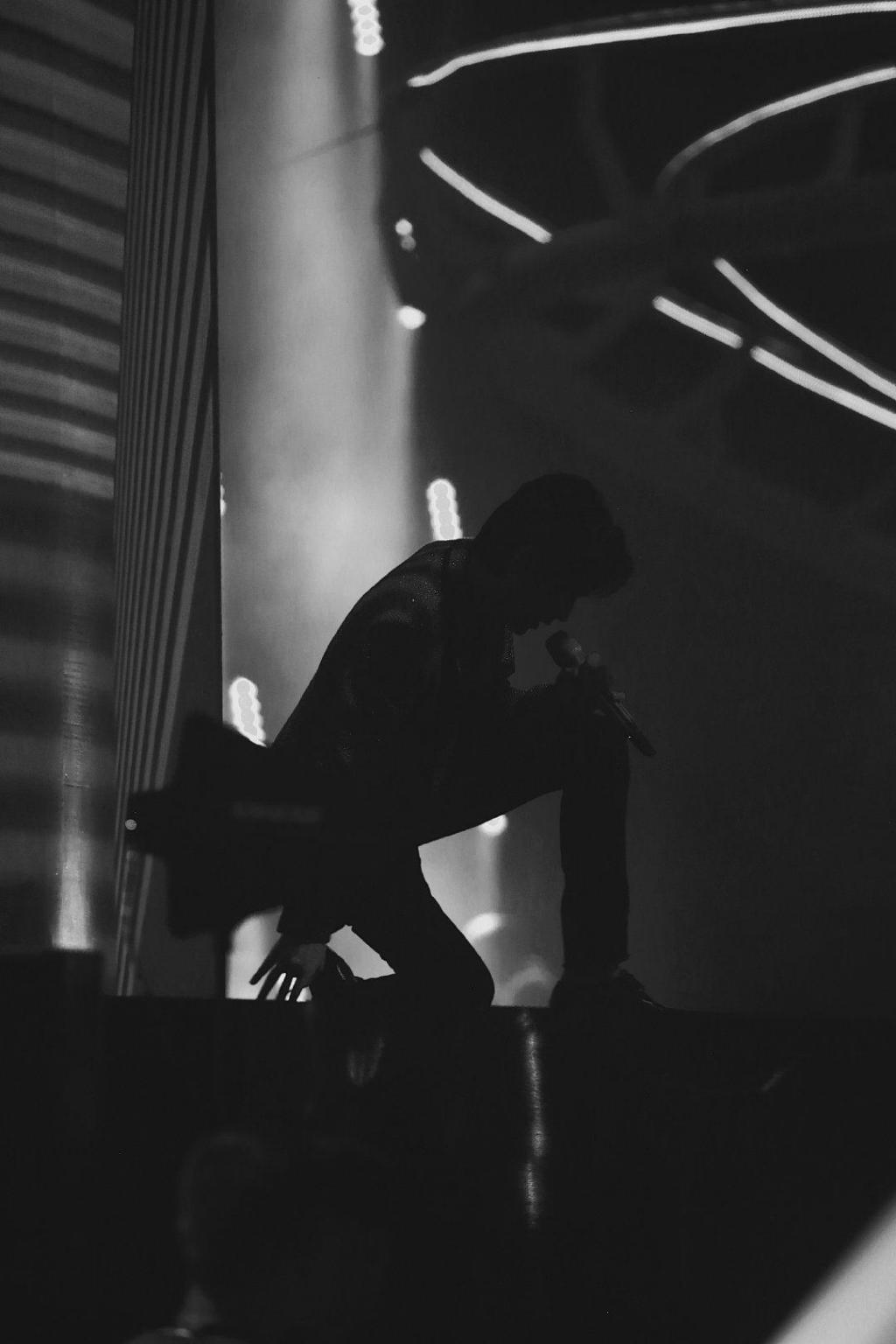 帅气朱一龙黑色系列写真