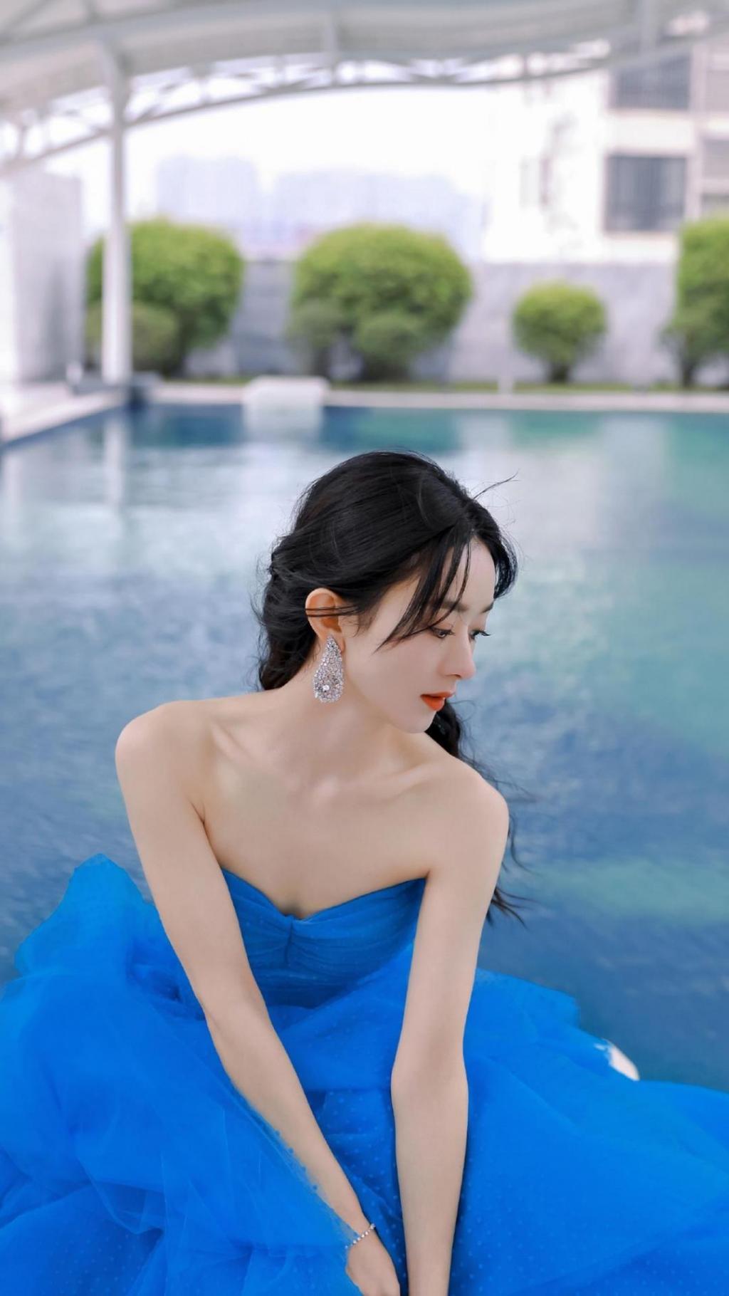 赵丽颖优雅性感蓝色抹胸裙诱人写真