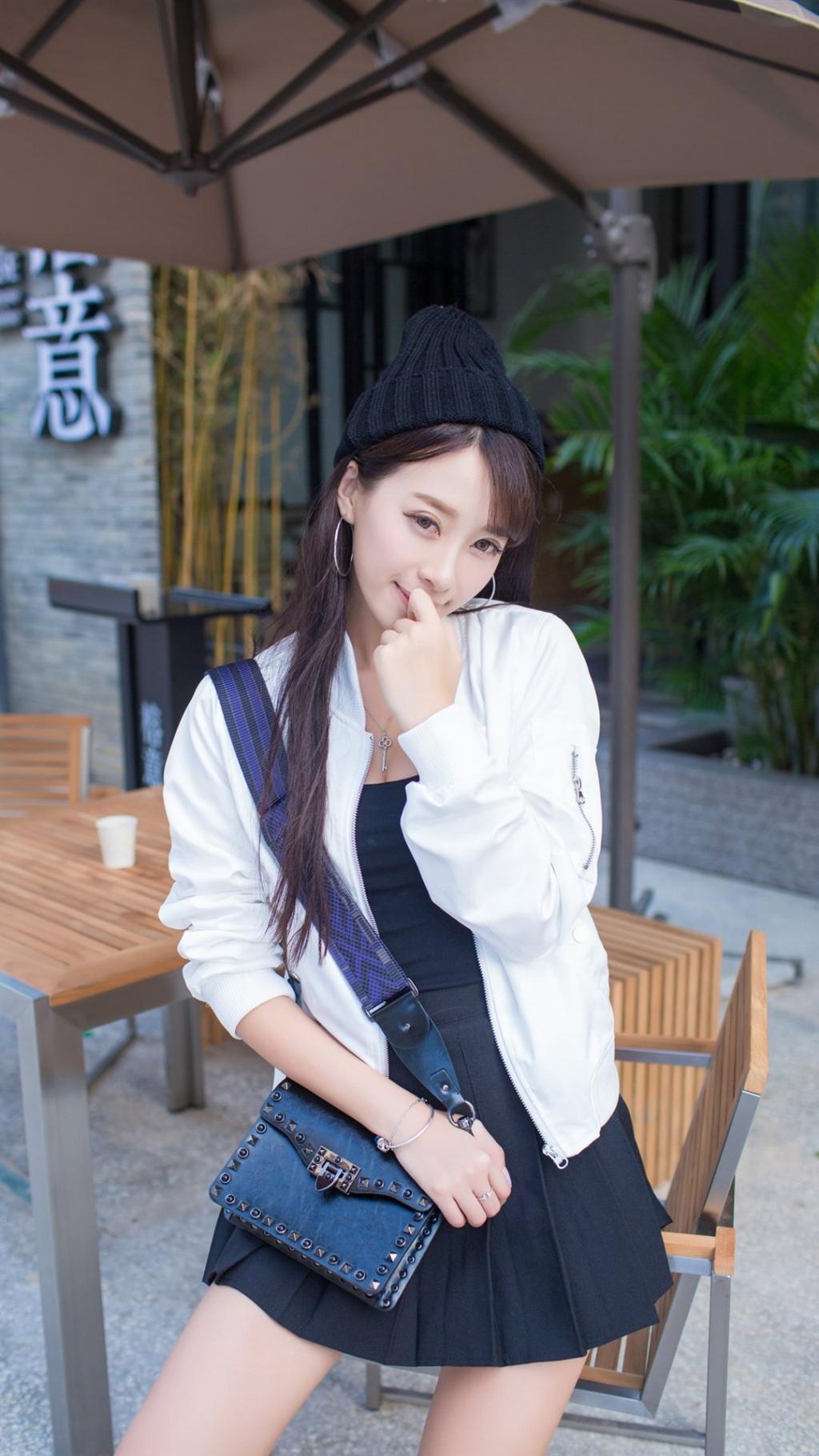 美腿短裙酥胸性感美女迷人写真