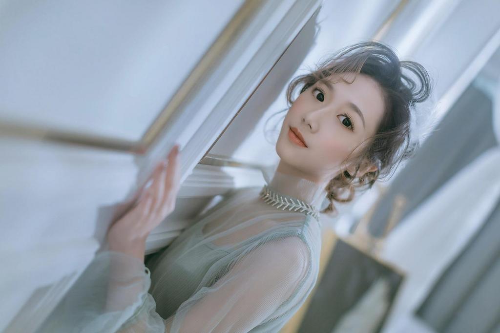 气质女神性感蕾丝私房迷人写真