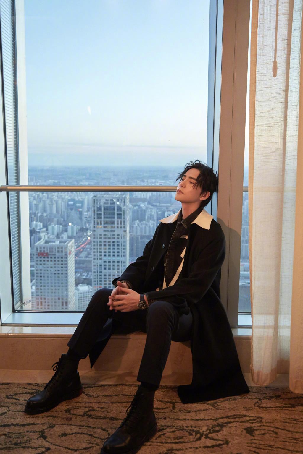 阿云嘎霸道总裁风范写真