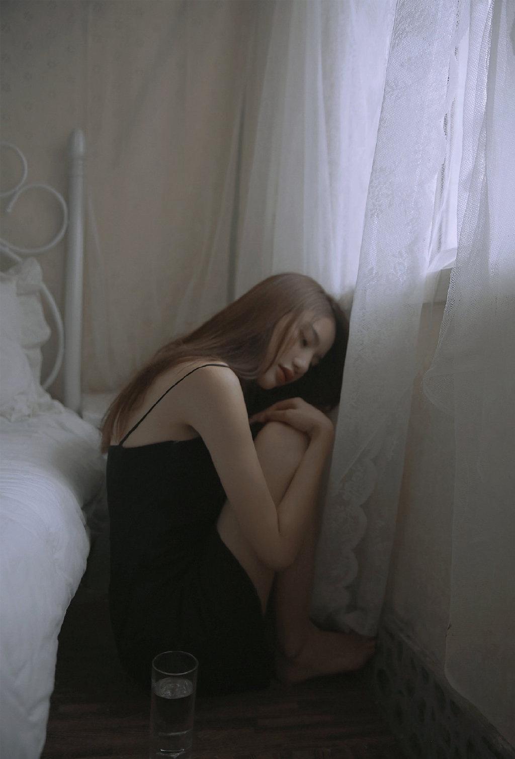 性感御姐黑色吊带惹火诱惑写真