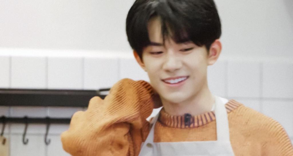 《朋友请听好》易烊千玺时尚休闲阳光俊朗剧照