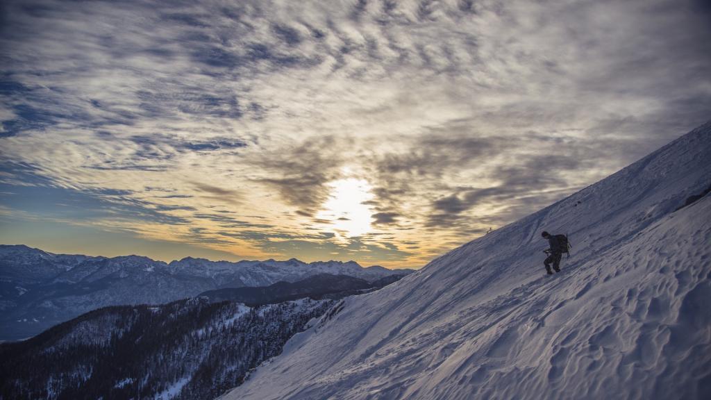 清新唯美的雪山雪景
