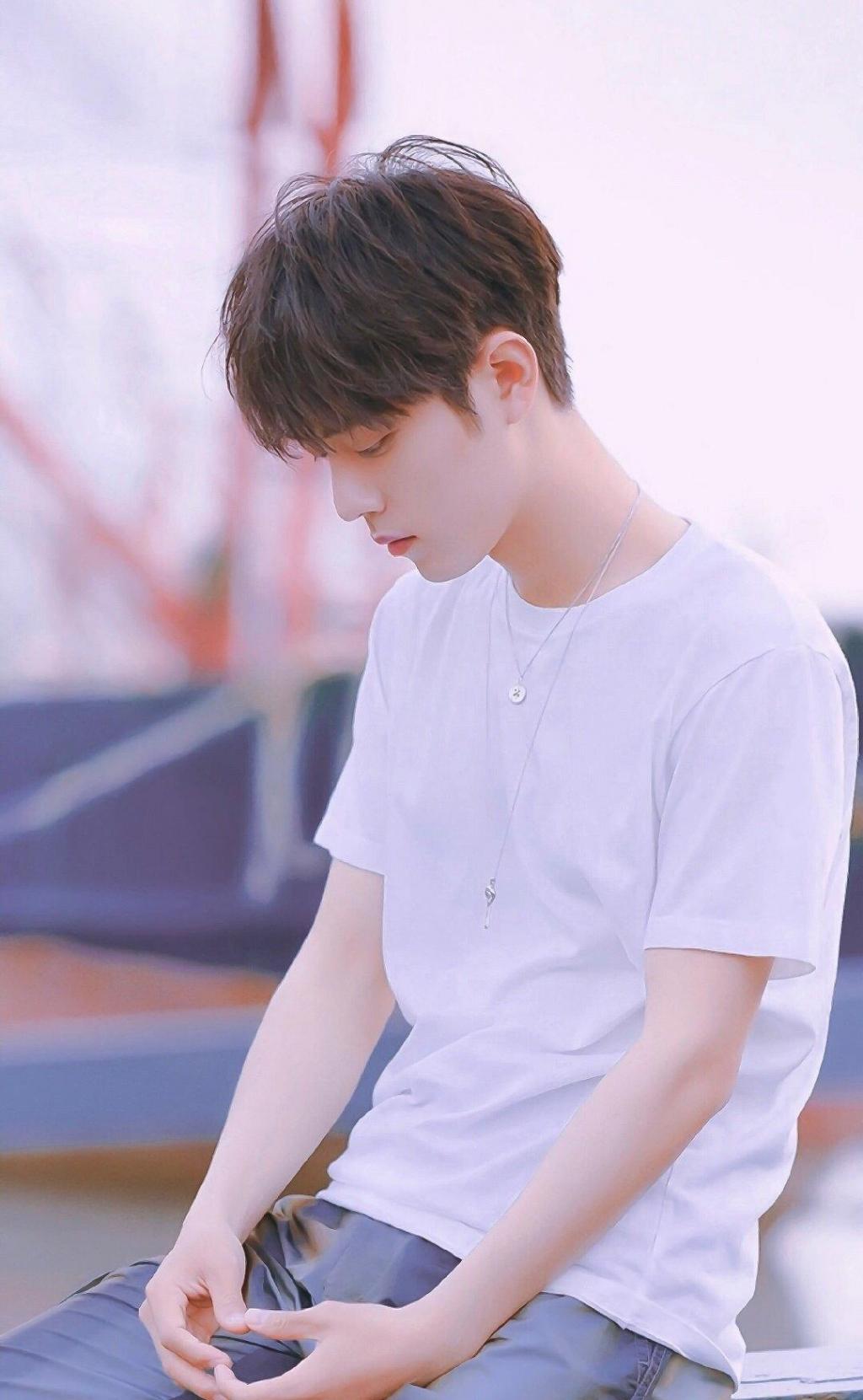 邻家学长肖战帅气休闲写真