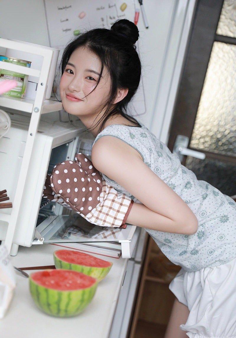 丸子头少女白嫩甜美居家写真