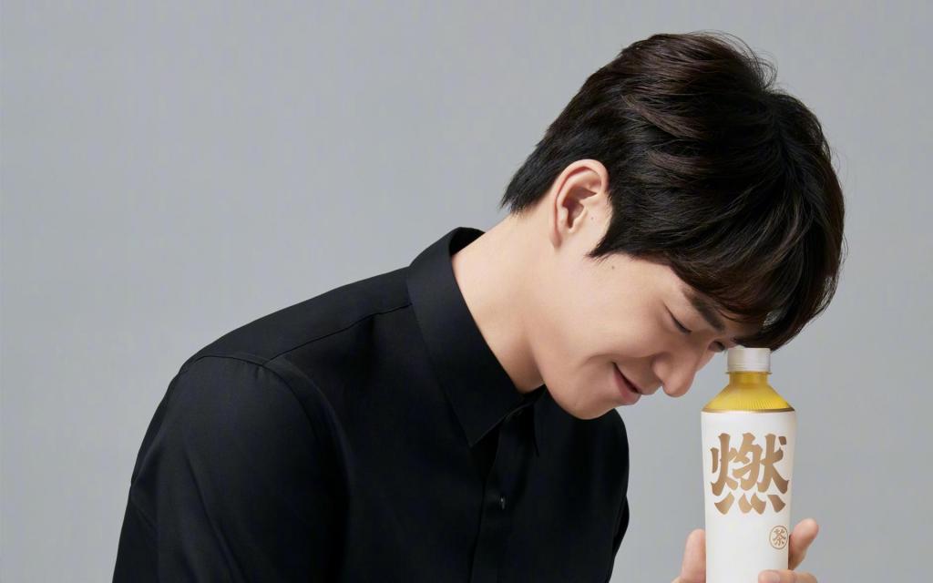 魅力型男魏大勋时尚帅气黑西装写真