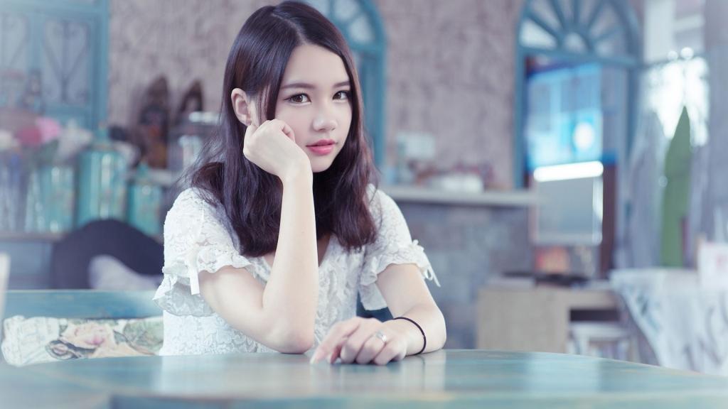甜美文静美女