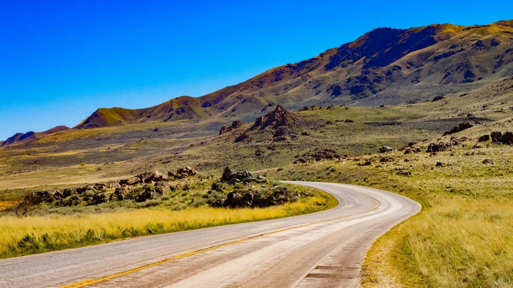 远离城市的公路