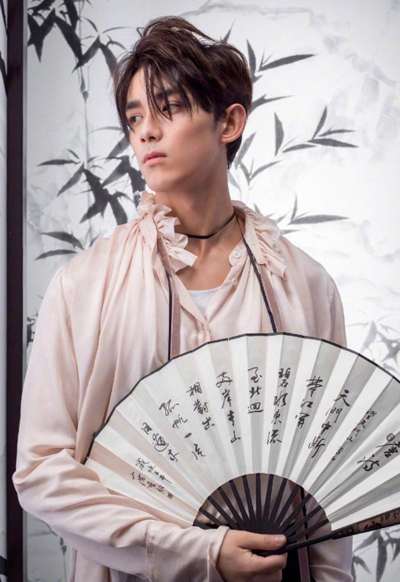 吴磊复古水墨画风帅气写真