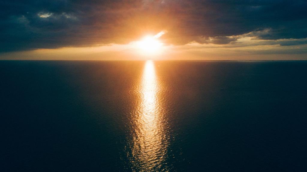 海上观日出，晓其瑰丽