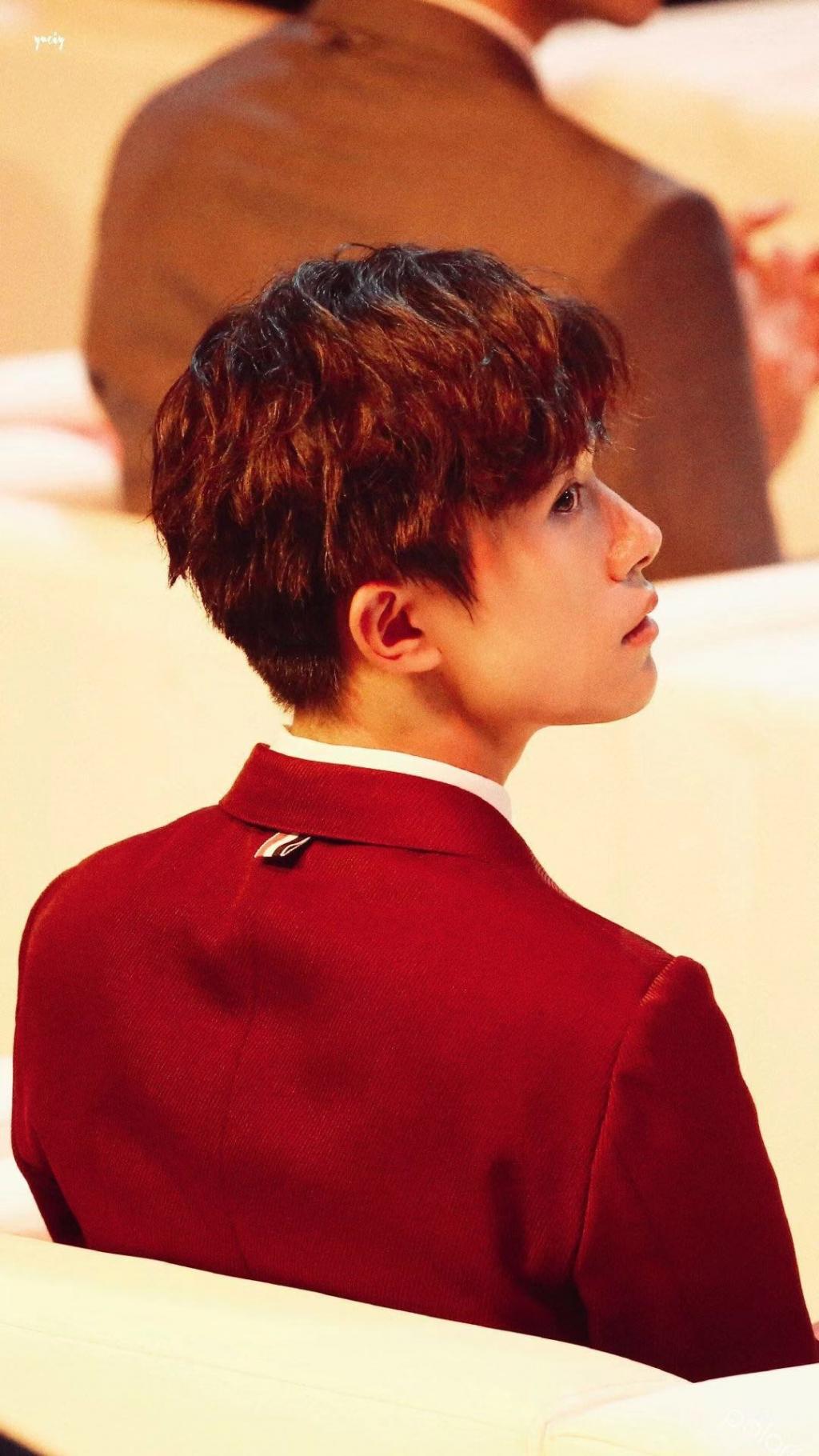 易烊千玺酒红色帅气西装