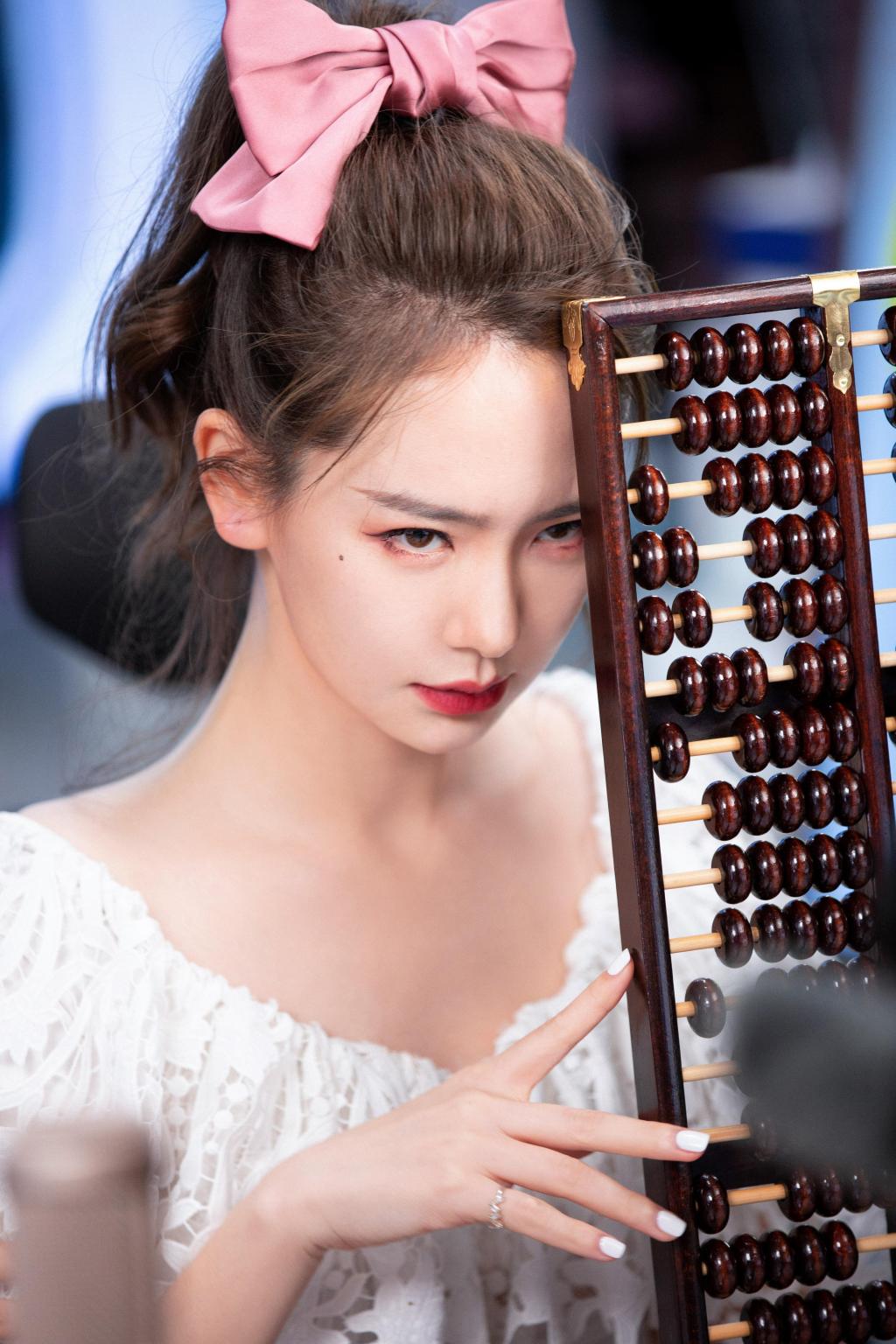 戚薇少女风蝴蝶结甜美写真