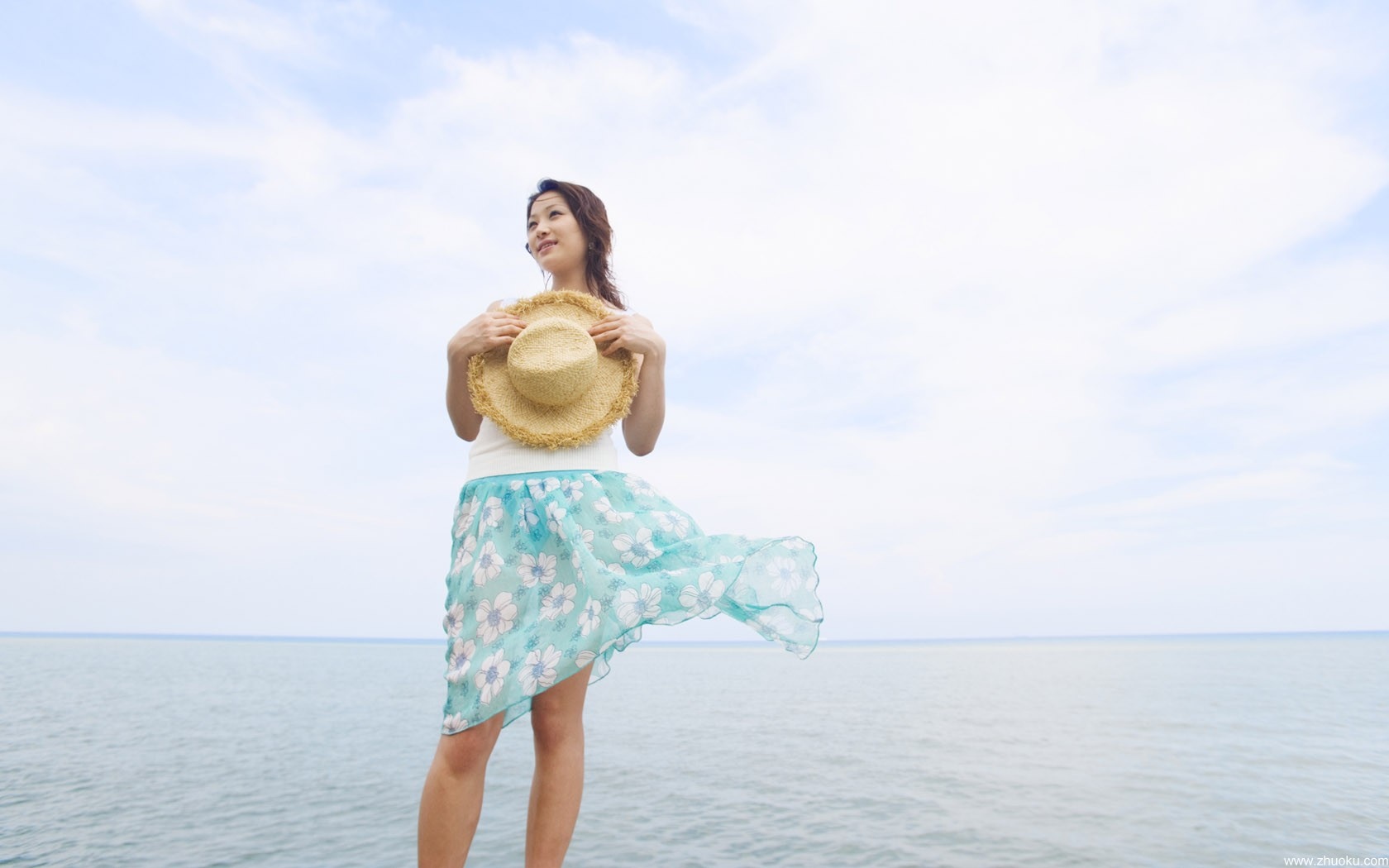 夏日海边沙滩女孩