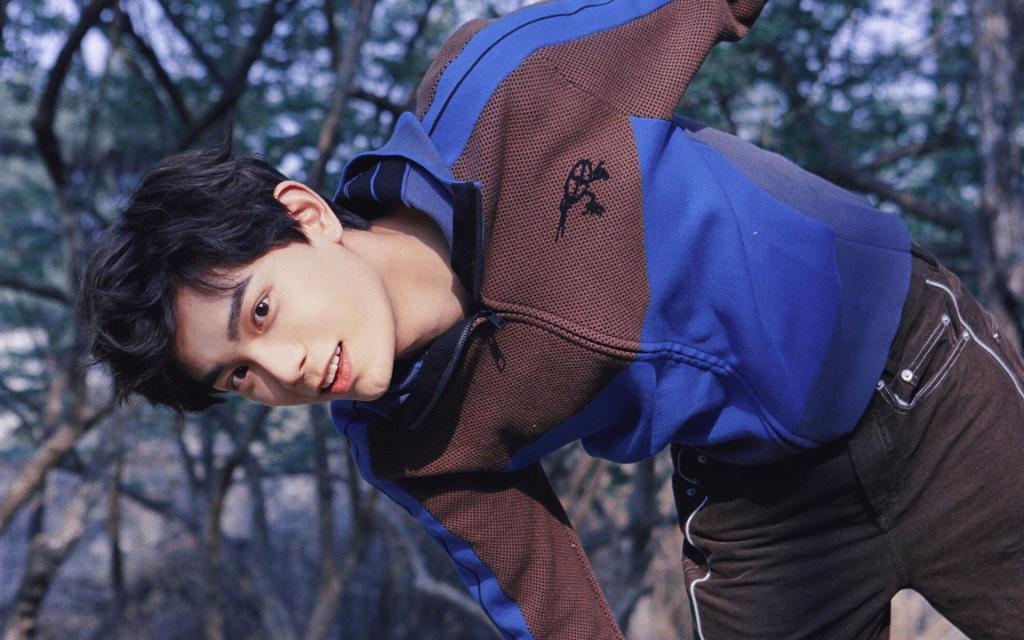 追风少年丁禹兮休闲运动装帅气写真