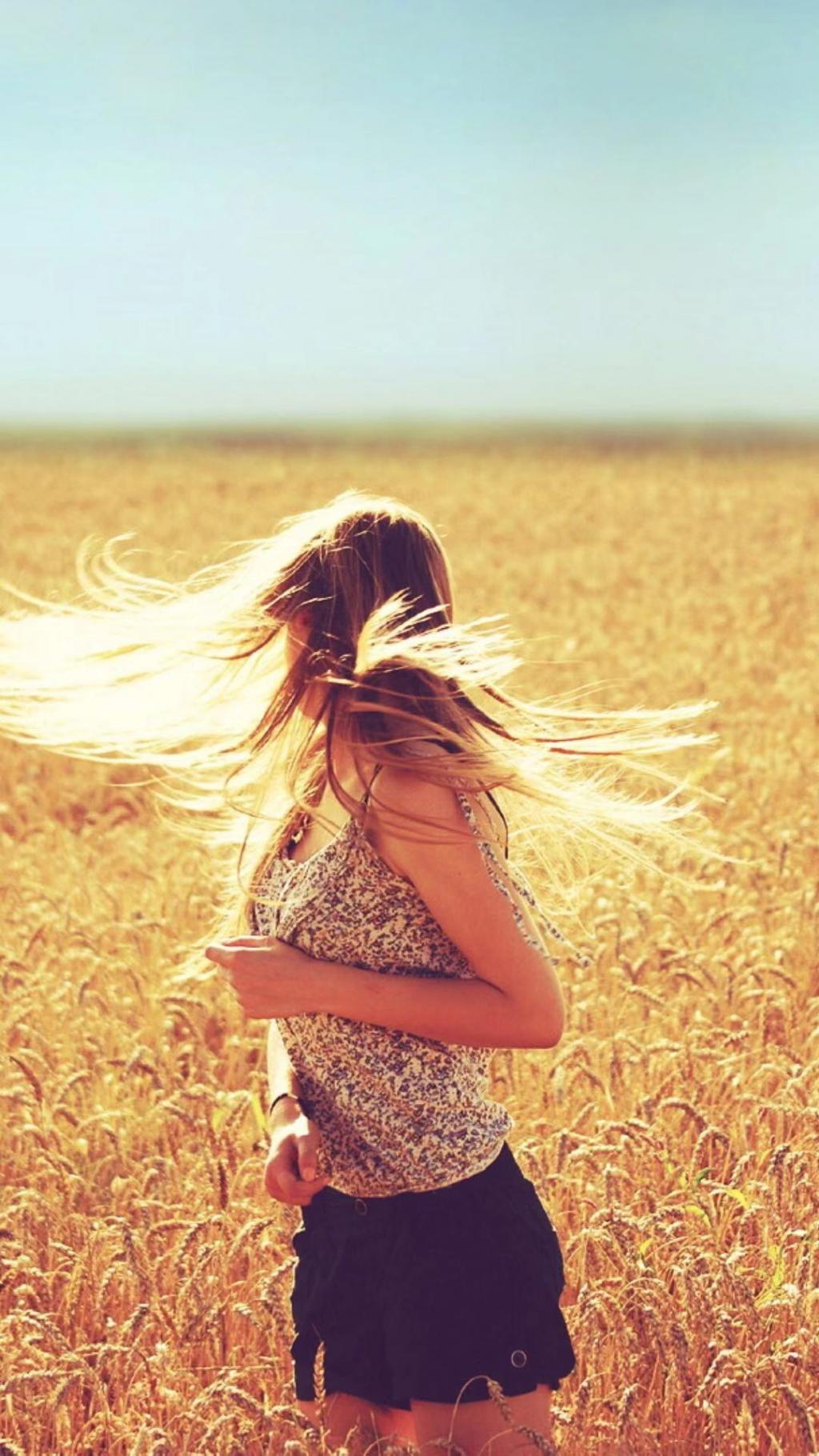 夕阳下的甜美女孩