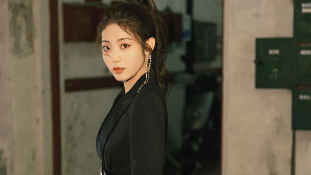 邢菲复古性感西装撩人写真