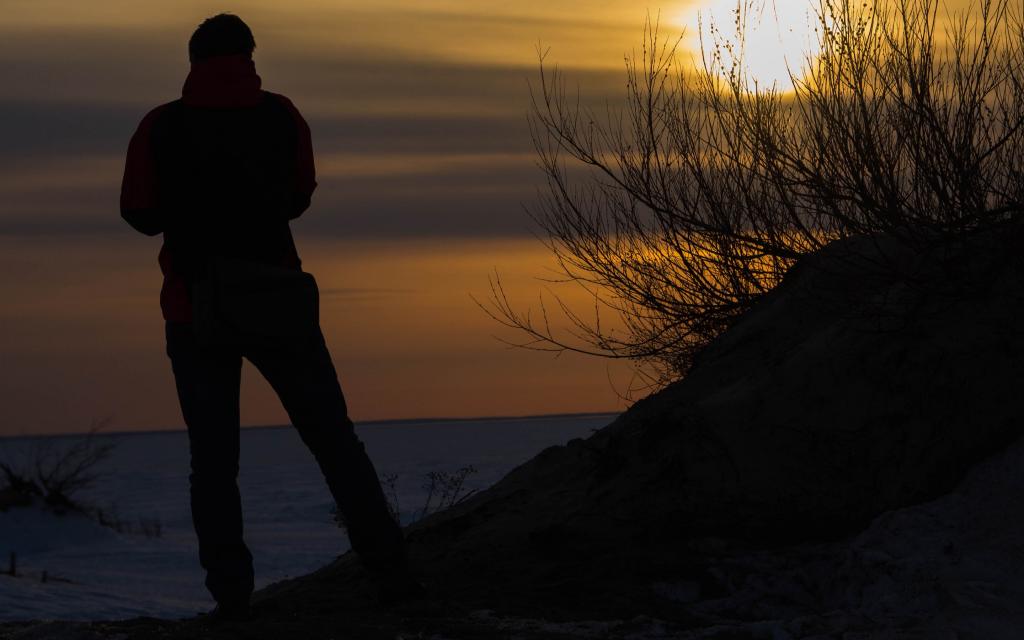 一个人在海边看日落
