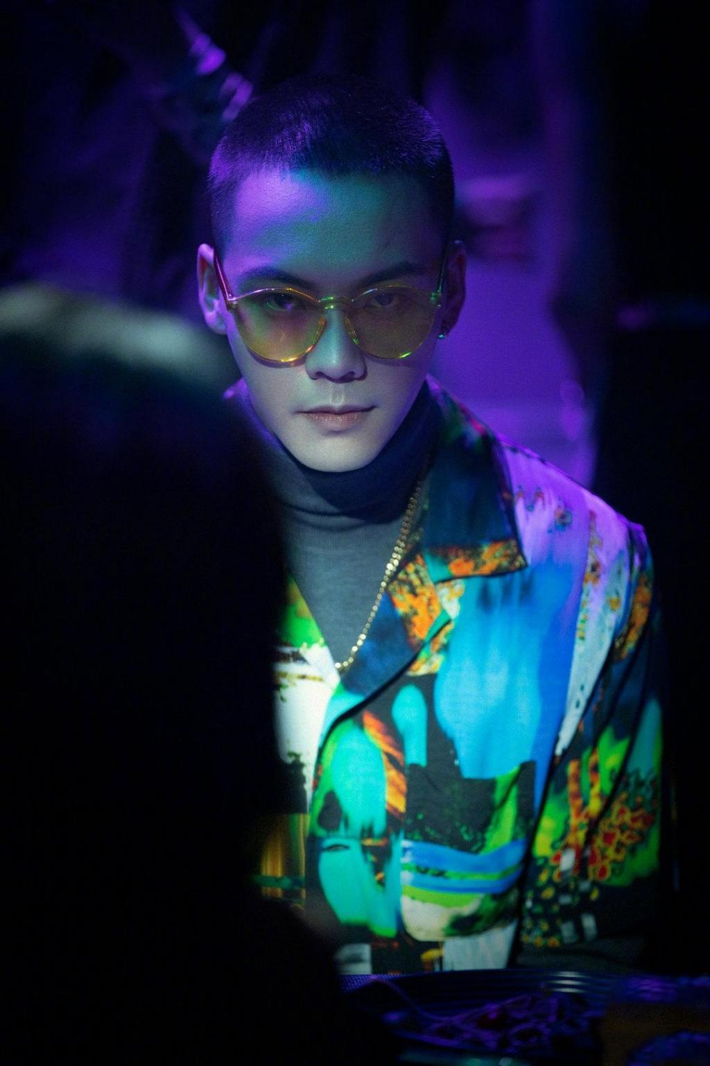 陈伟霆帅气寸头写真