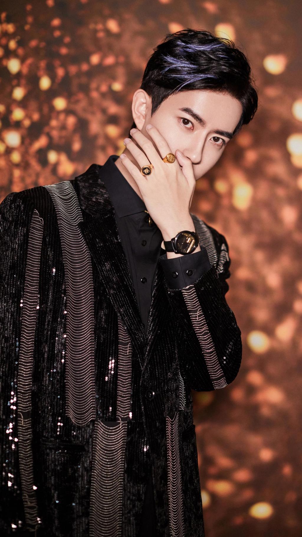 小鲜肉于朦胧时尚链条西装写真