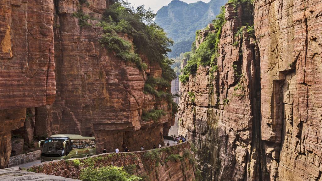  太行山郭亮村挂壁公路