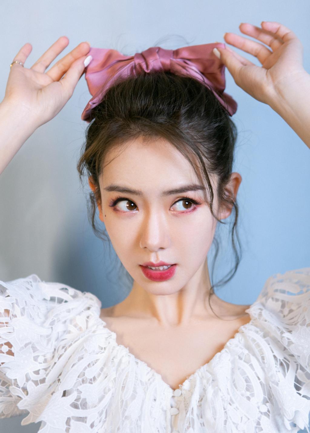 戚薇少女风蝴蝶结甜美写真