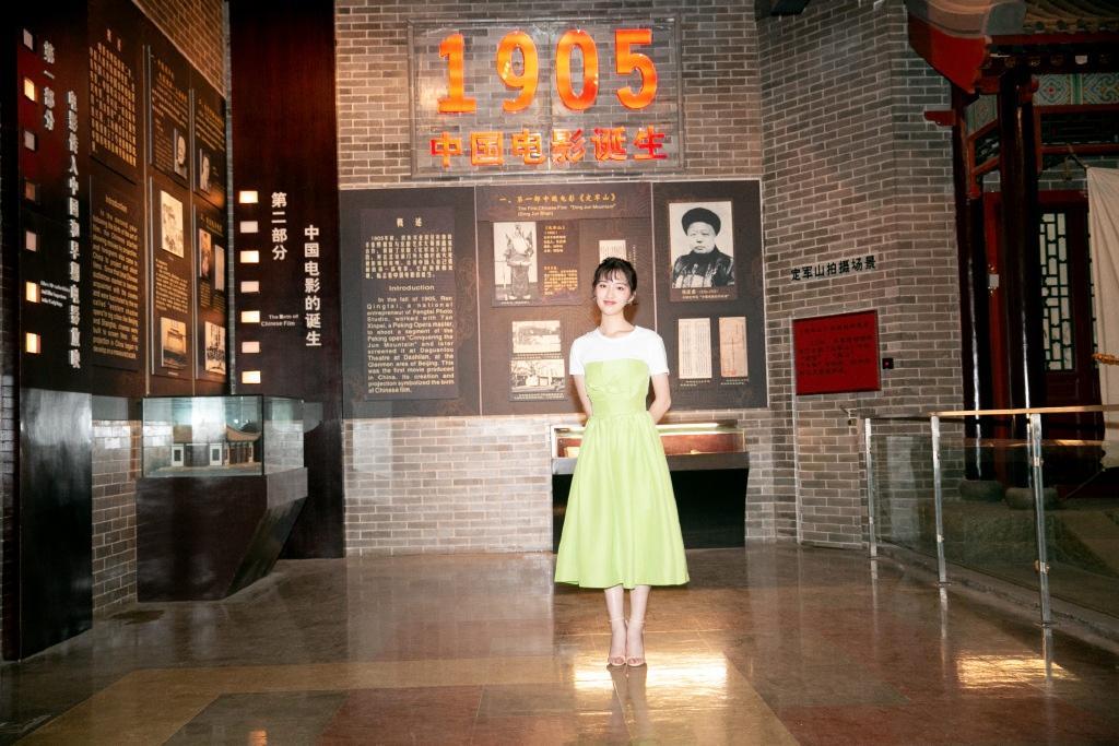 邓恩熙清新绿裙甜美仙气写真