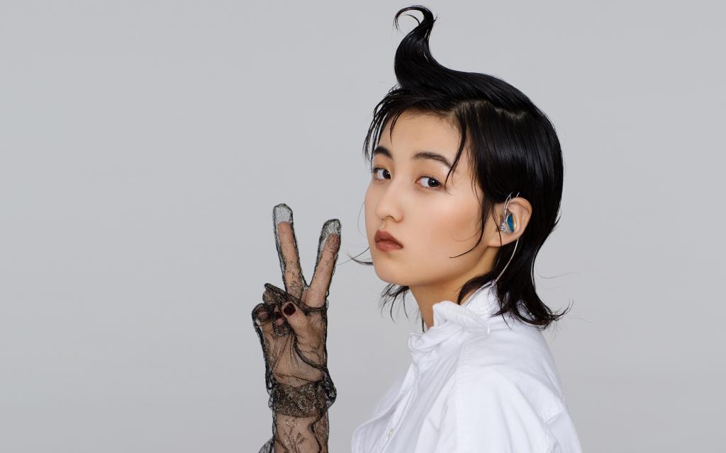 成熟炫酷的张子枫