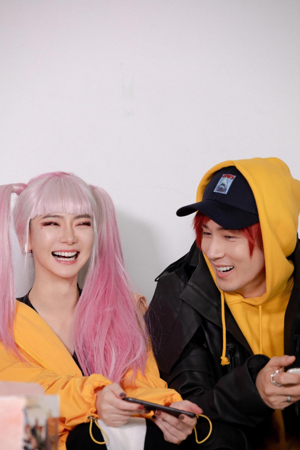 520戚薇李承铉cos孙尚香刘备甜蜜开黑活动照