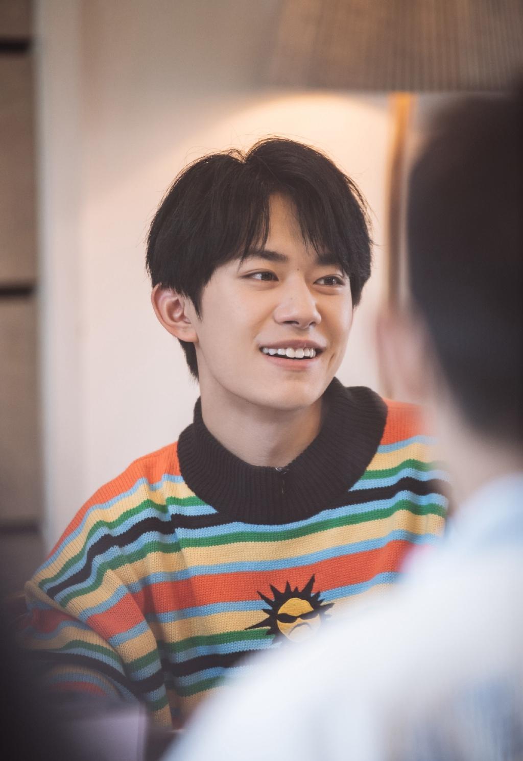 易烊千玺条纹毛衣帅气清爽剧照