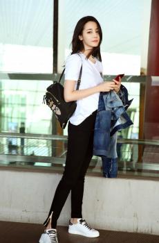 美女明星迪丽热巴机场写真-2