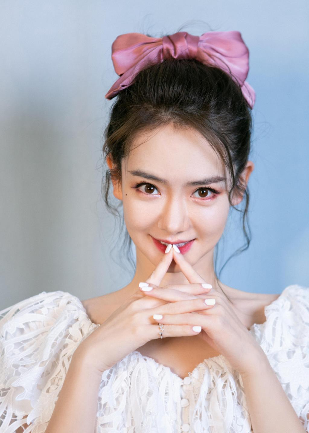 戚薇少女风蝴蝶结甜美写真