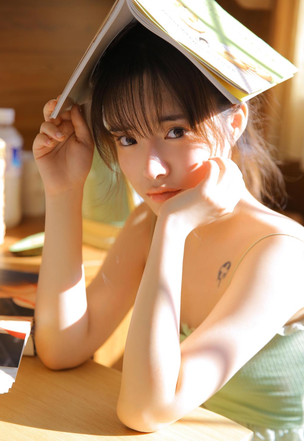 居家清纯少女甜美可爱迷人写真