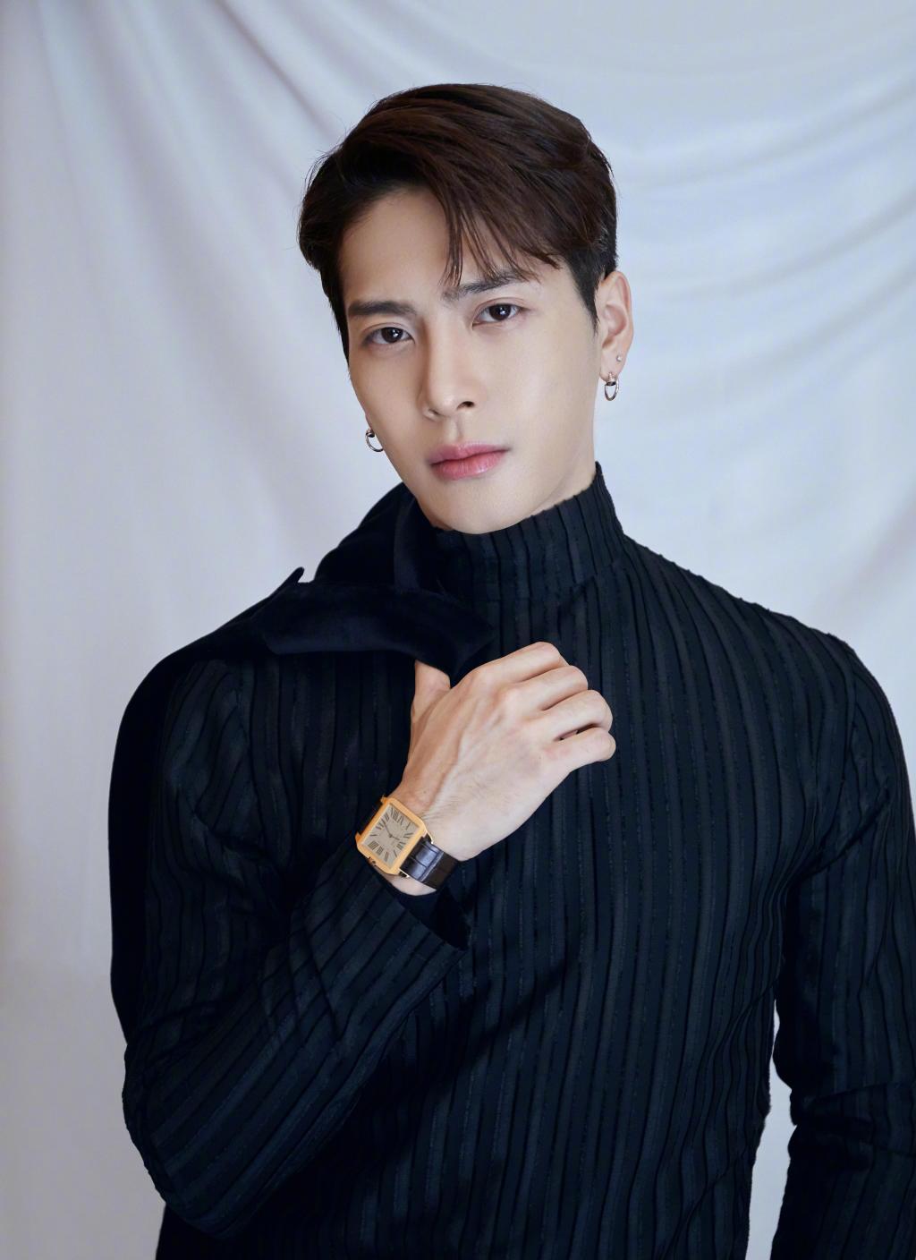 微博十年男孩王嘉尔帅气写真