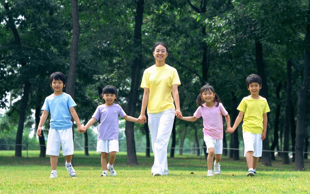 快乐儿童草地摄影