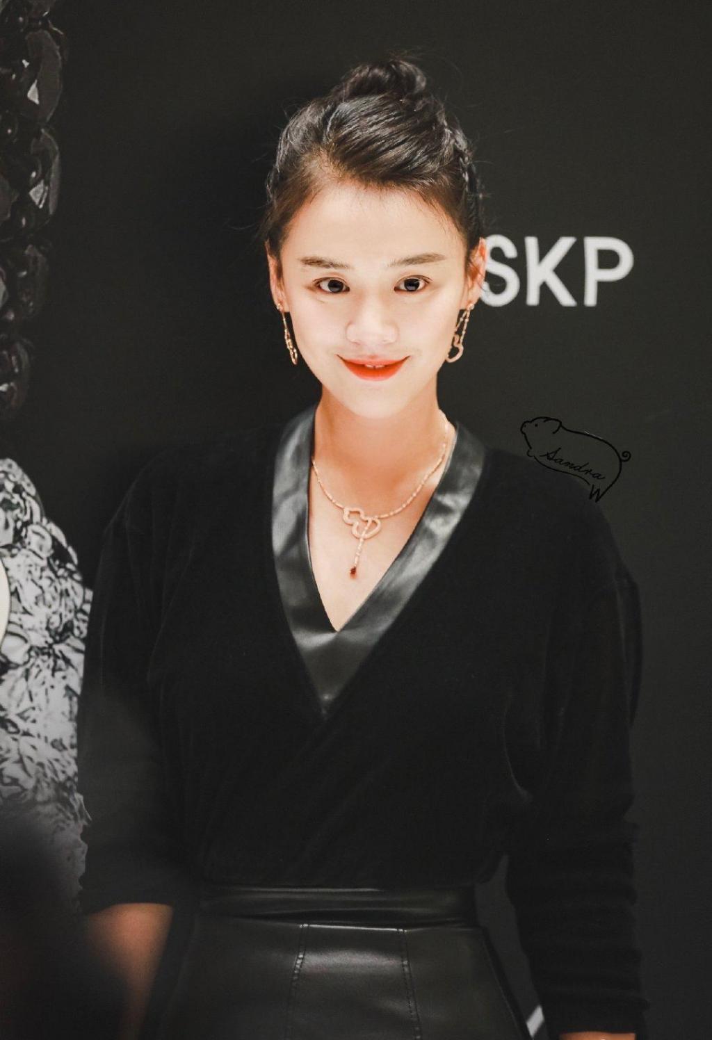 马思纯黑色连衣裙造型