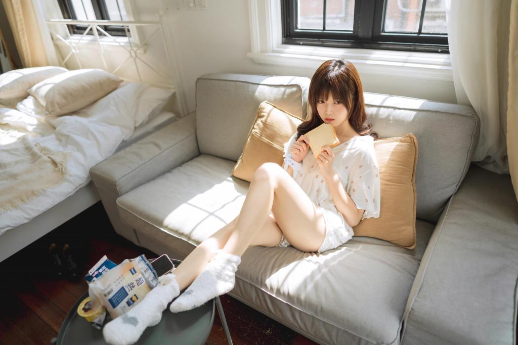 甜美可爱女孩居家清纯诱惑写真