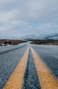 略显荒凉的野外公路-3