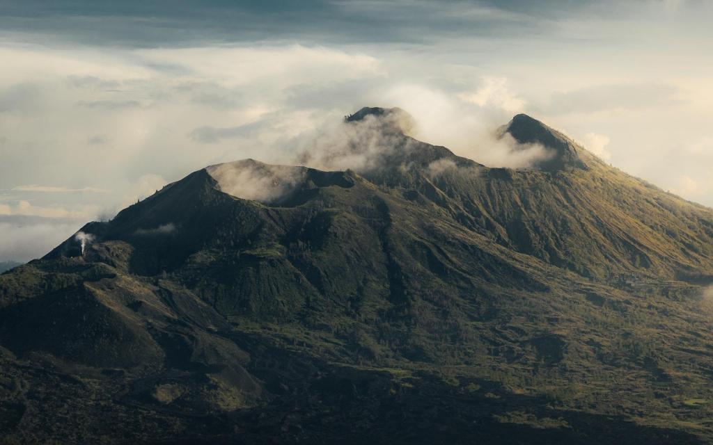 云烟缭绕的优美大自然风景线