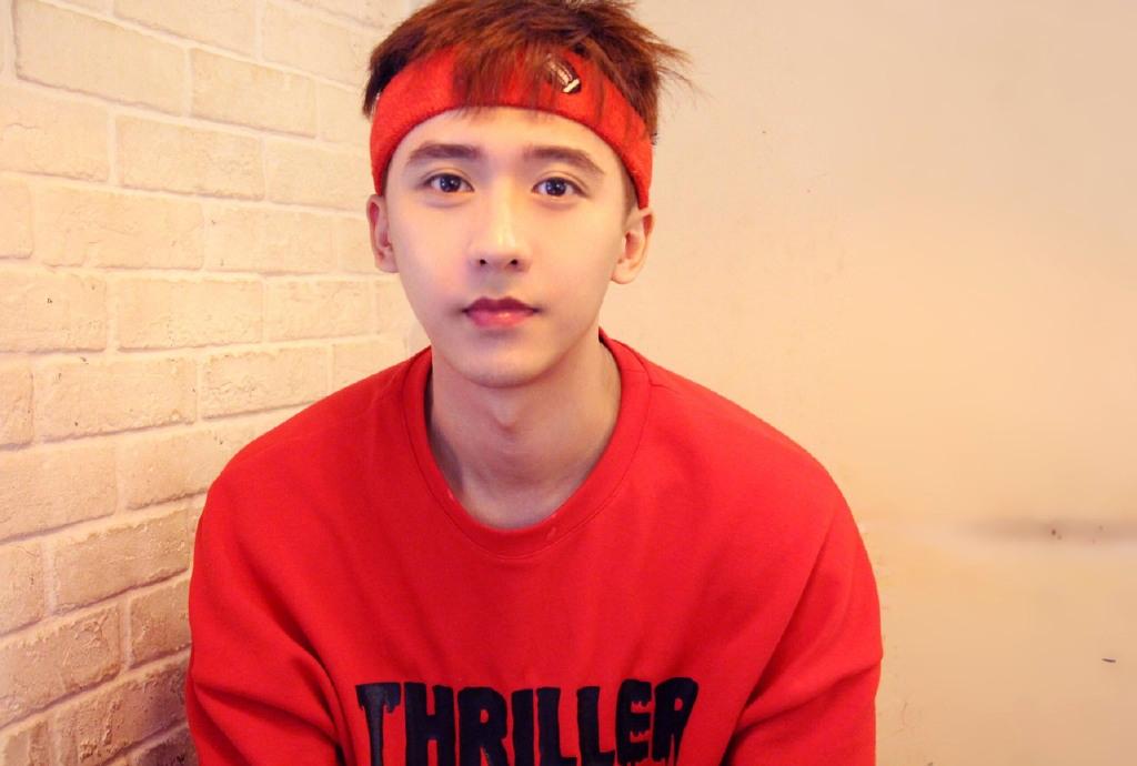 何东东运动服帅气写真