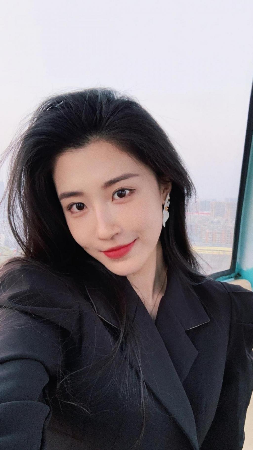 高颜值美女优雅知性妩媚迷人写真