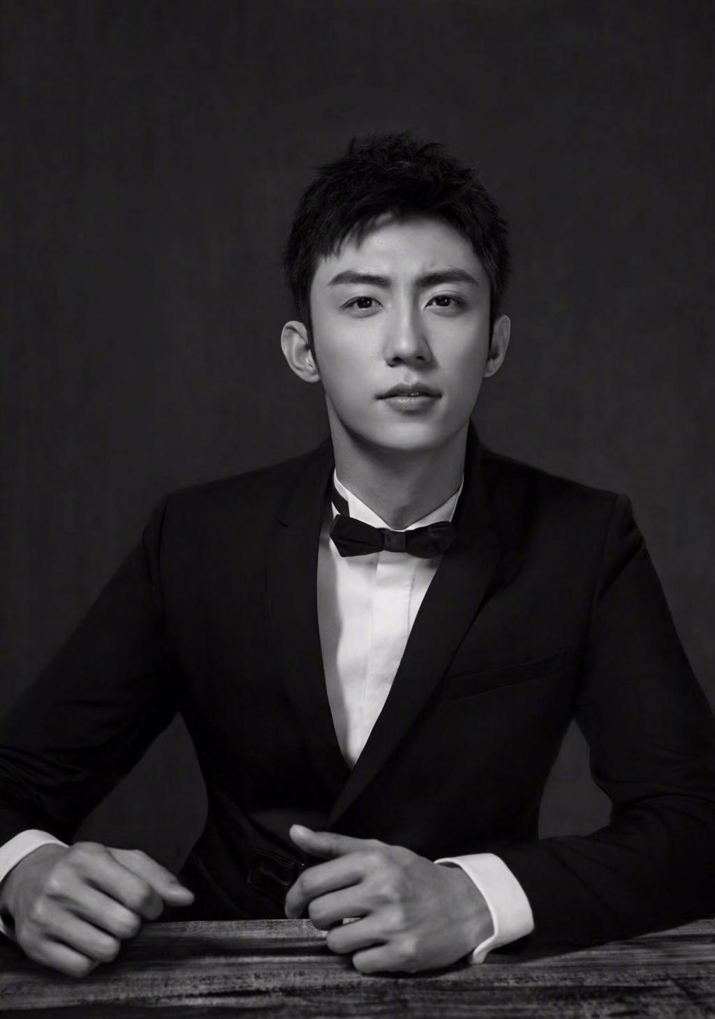 时尚养眼男孩黄景瑜帅气写真