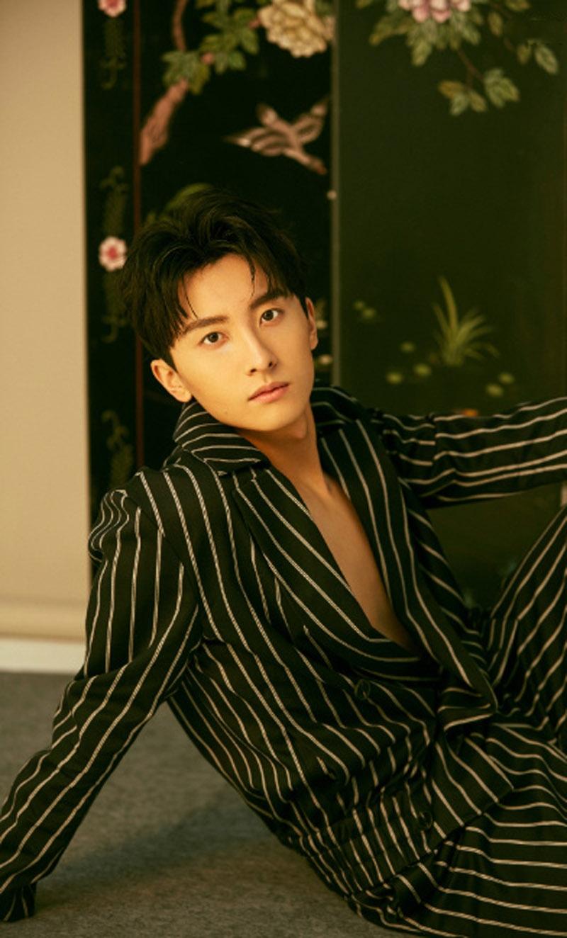 牛骏峰复古风帅气写真