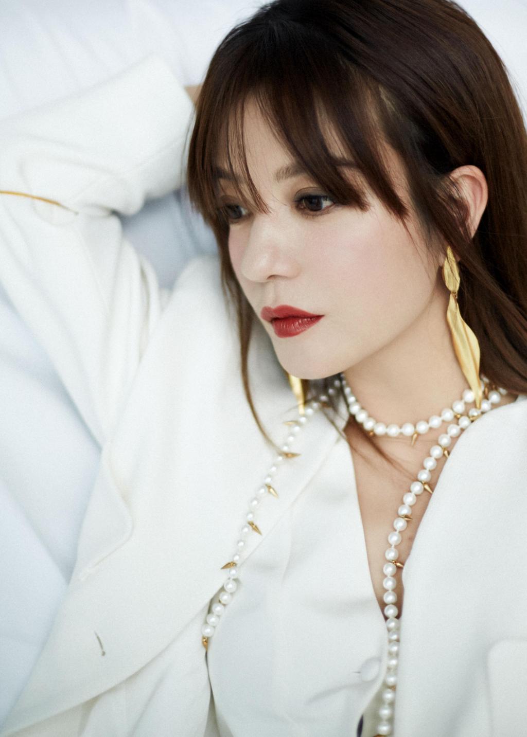 赵薇金色落叶耳环精致写真