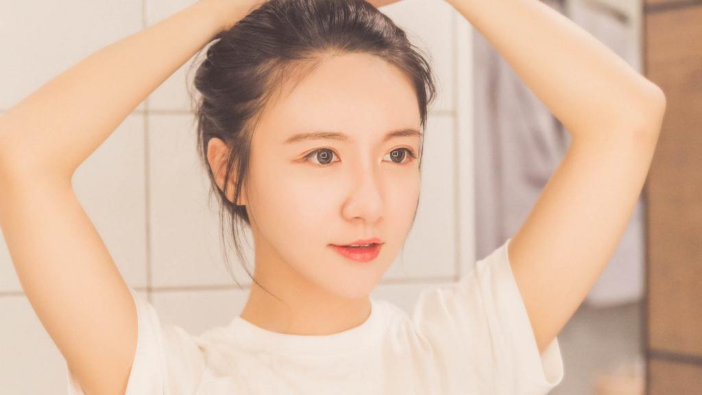 甜美俏皮可爱浴室美女迷人写真