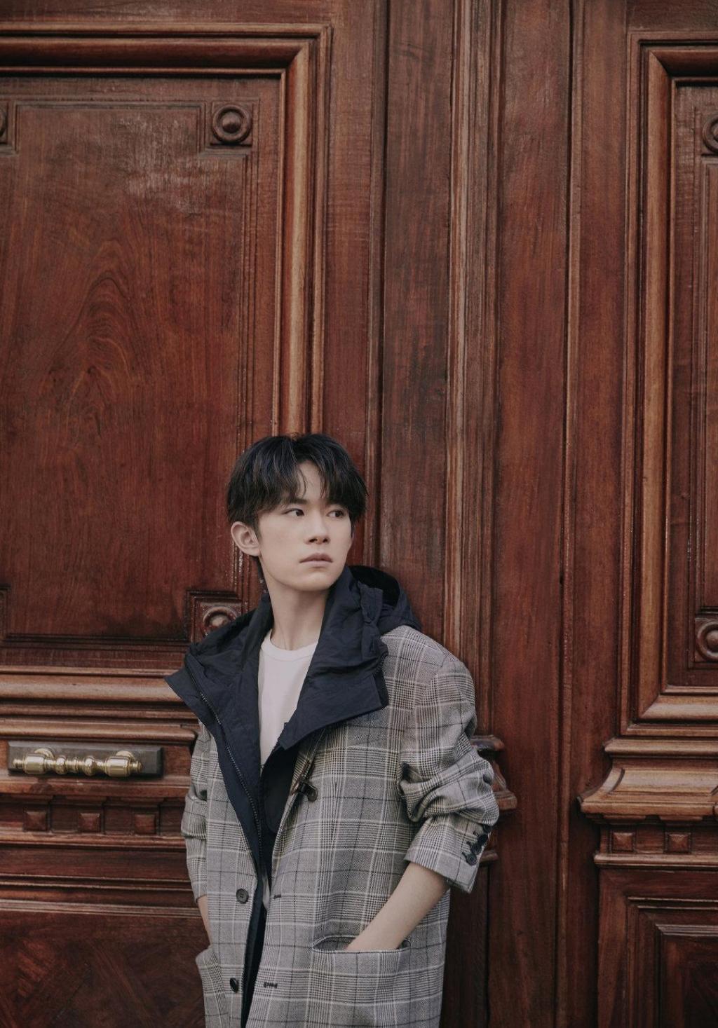 时尚户外易烊千玺俊朗写真