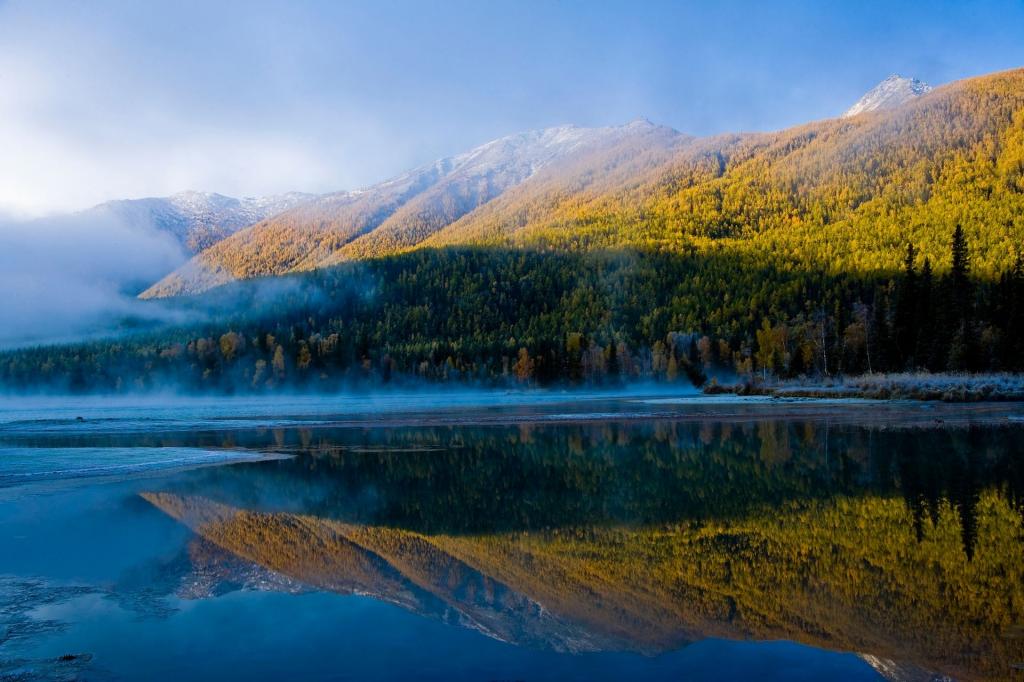水气环绕的湖光山色